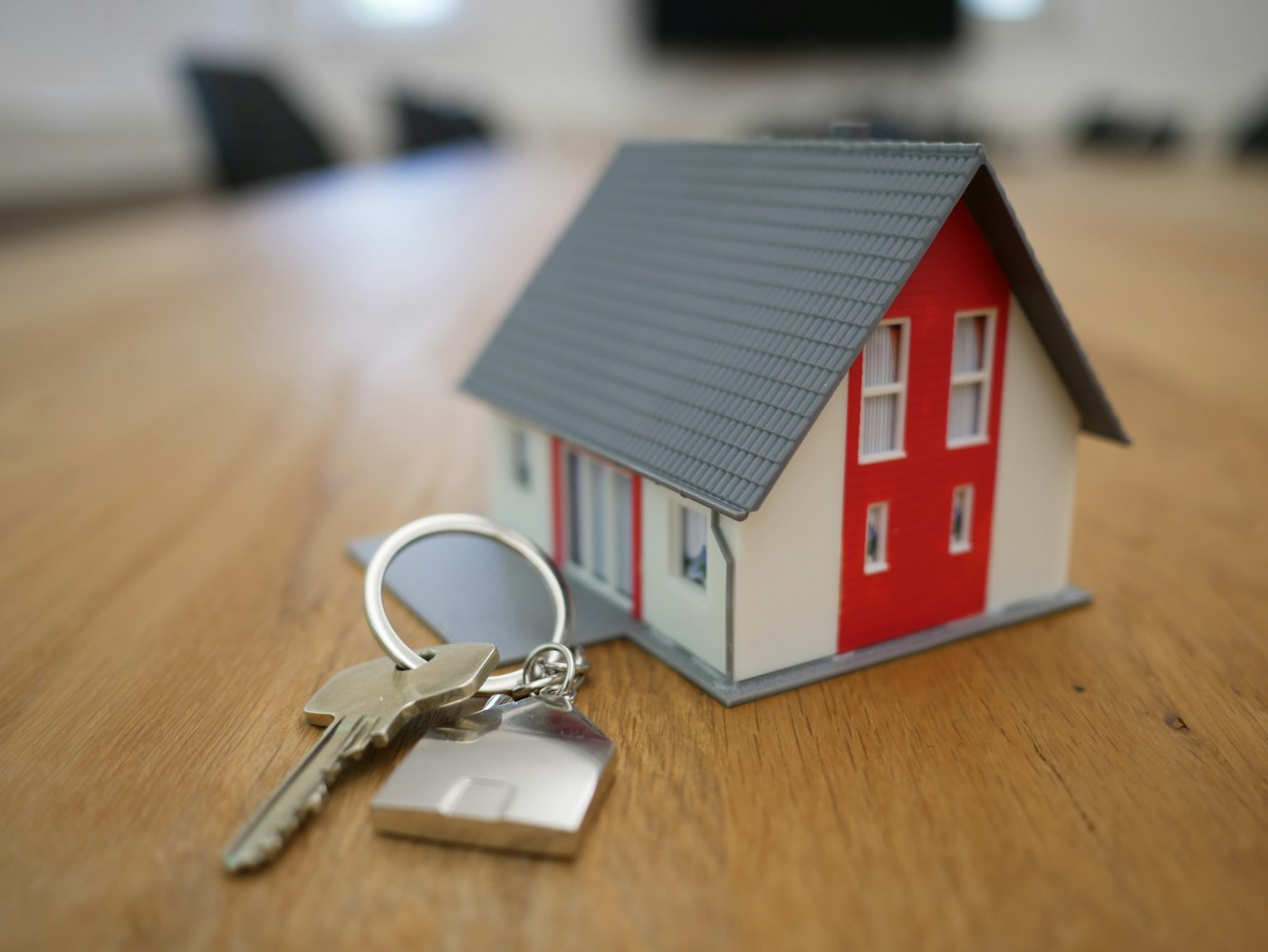 Mão segurando a chave da casa nova